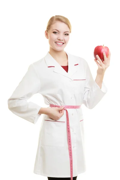 Médico especialista sosteniendo fruta manzana medida cintura — Foto de Stock