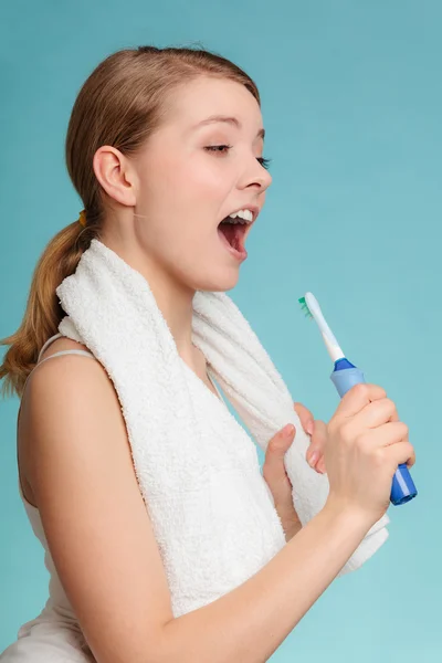 Mädchen singt mit Zahnbürste. — Stockfoto