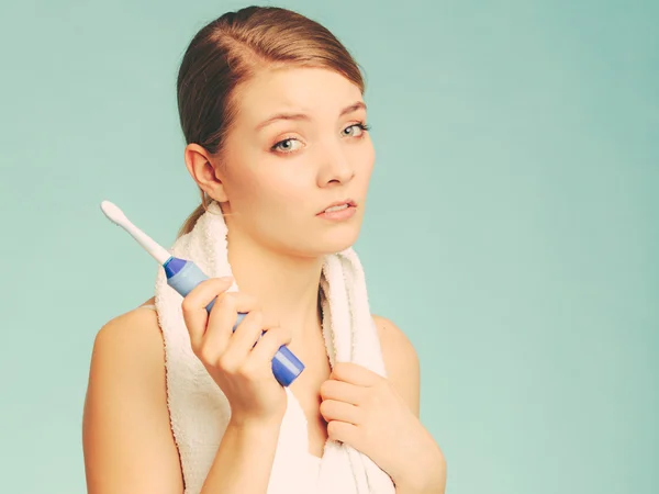 Menina jovem escovação cavidade oral . — Fotografia de Stock