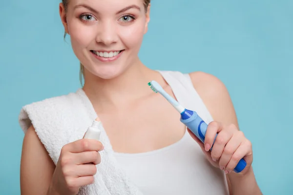 Chica joven con pasta de dientes y cepillo de dientes . — Foto de Stock