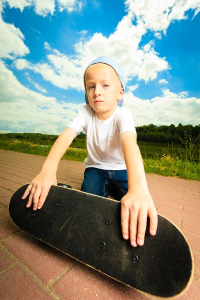 Skater boy child with his skateboard. Outdoor activity. — Stock Photo, Image