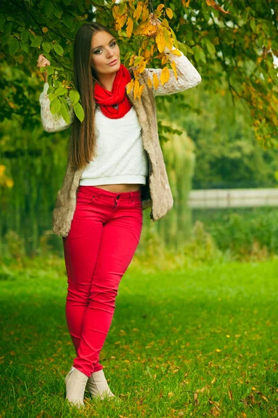 Porträtt flicka avkopplande promenader i höstens park. — Stockfoto