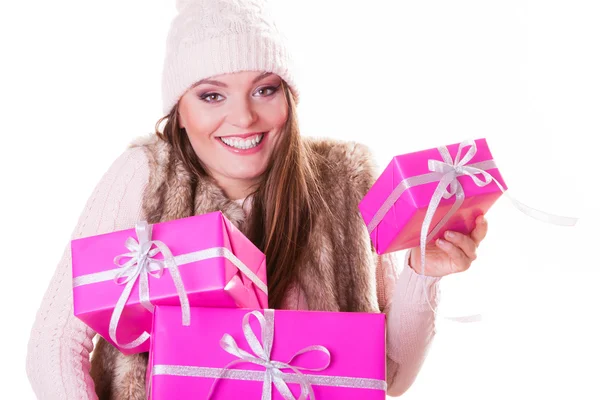 Mujer de moda bonita con cajas de regalos. Navidad. — Foto de Stock