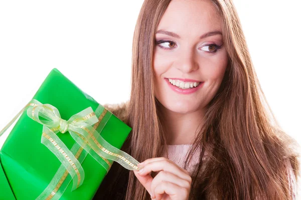 Una donna piuttosto felice con un regalo in scatola. Compleanno . — Foto Stock