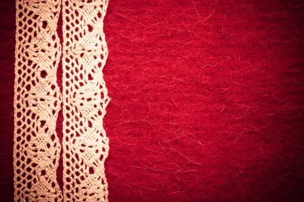 Dentelle blanche vintage sur fond rouge — Photo