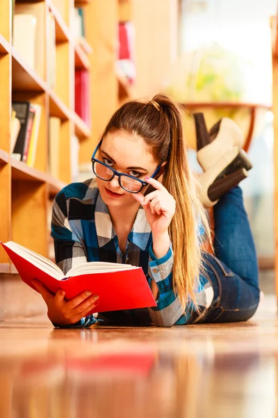 Studente in occhiali blu lettura — Foto Stock