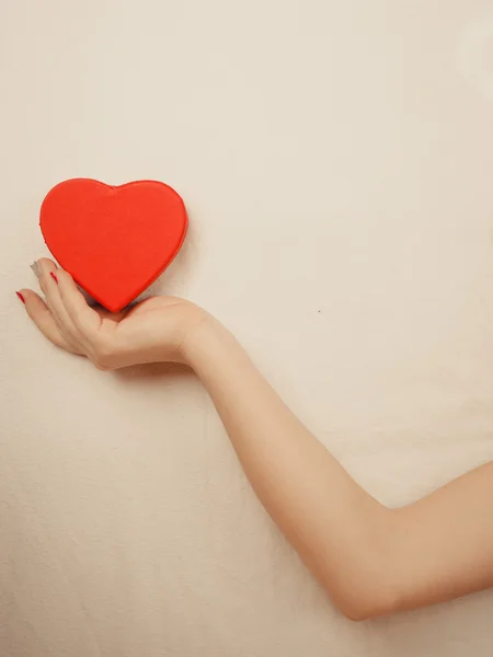 Primo piano della scatola a forma di cuore nella mano della donna — Foto Stock