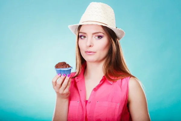 Žena nosí klobouk drží dort — Stock fotografie