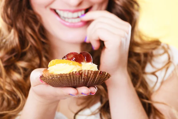 Fechar flerte mulher comer bolo de frutas — Fotografia de Stock