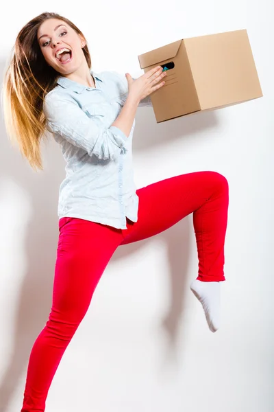 Mujer moviéndose en llevar caja de cartón . — Foto de Stock