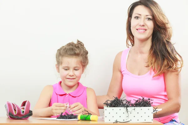 Menina trabalhar com a mãe — Fotografia de Stock