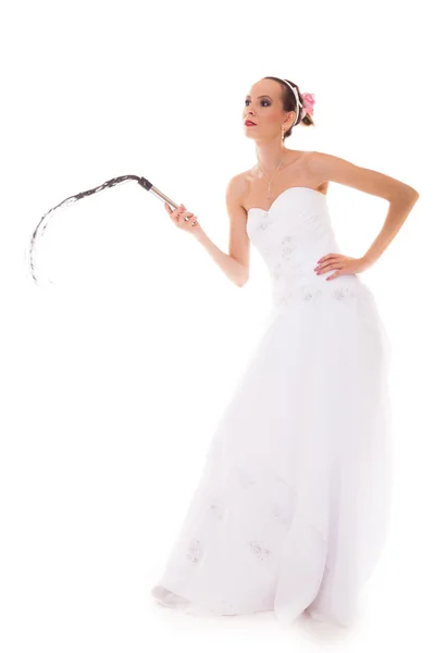 Noiva vestido branco detém chicote de couro preto açoitamento — Fotografia de Stock