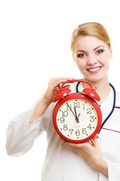 Γυναίκα γιατρό με το ρολόι που απομονώνονται σε λευκό — Φωτογραφία Αρχείου
