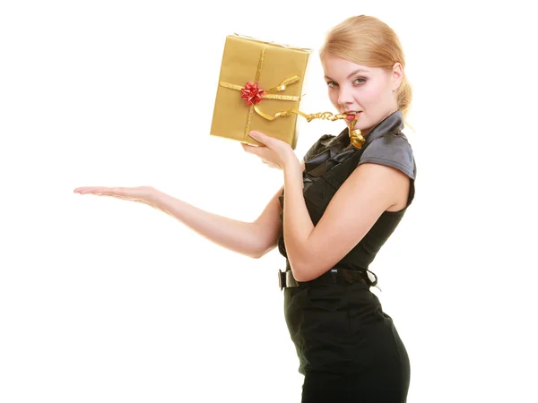 Праздники любят счастье концепции - девушка с подарочной коробки — стоковое фото