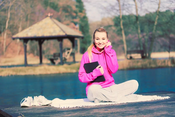 Meisje leren yoga van tablet. — Stockfoto