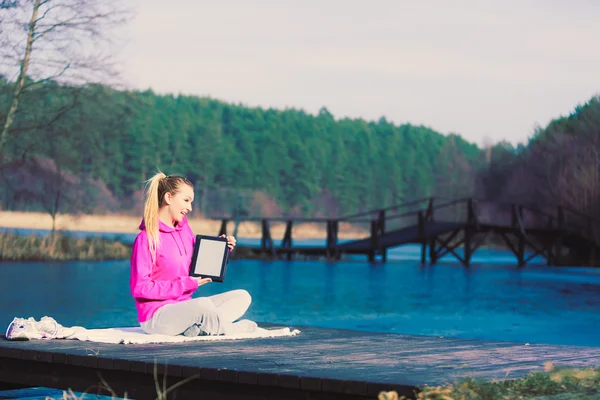 Dziewczyna nauki jogi z tabletem. — Zdjęcie stockowe