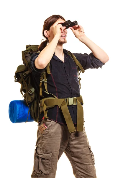 Man tourist backpacker looking through binoculars. — Stock Photo, Image