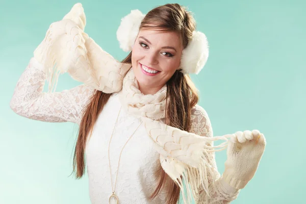 Sonriendo linda chica bonita mujer en orejeras . — Foto de Stock