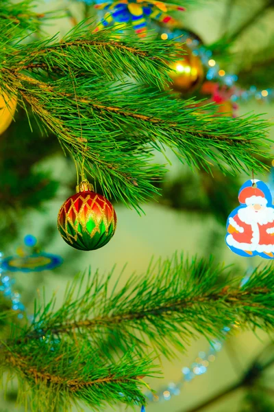 Closeup bauble kerstboom ornament decoratie. — Stockfoto