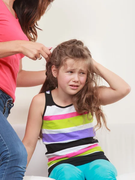 Moeder dochter haren kammen — Stockfoto