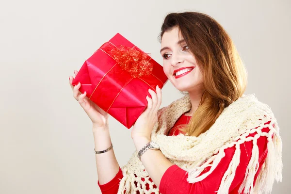 Mujer sosteniendo caja roja — Foto de Stock