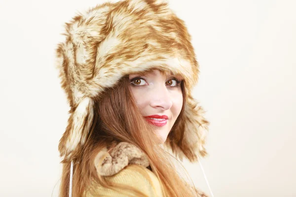 Žena nosí kožešinové čepice — Stock fotografie