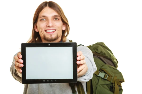 Backpacker mit Tablet. Leere Bildschirmkopien. — Stockfoto