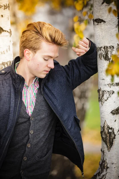 Joven hombre guapo al aire libre — Foto de Stock