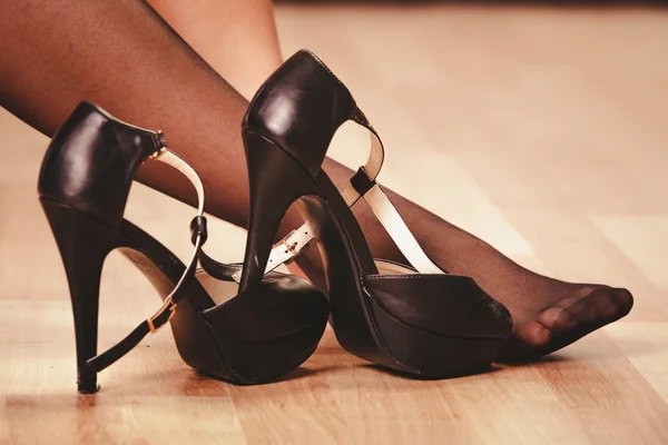 Sexy vrouw benen in zwart — Stockfoto