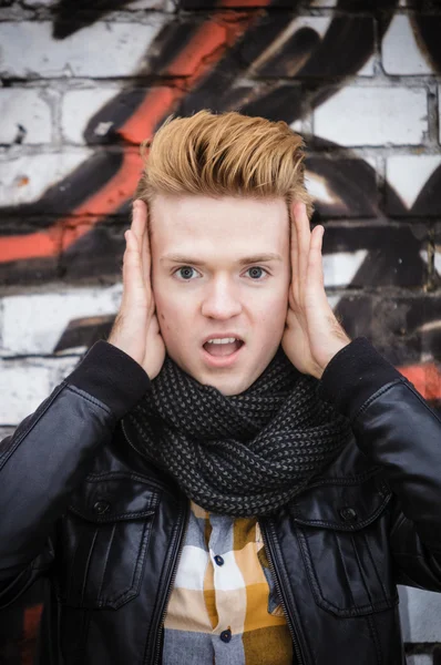 Surprised male face on graffiti wall — Stockfoto