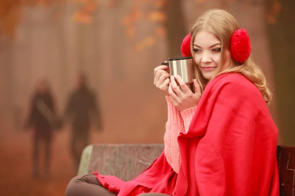 Nő iszik forró kávé kellemes őszi park — Stock Fotó