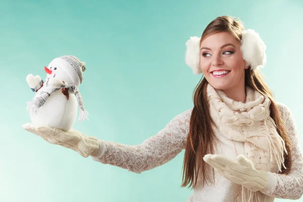 Mujer linda sonriente con pequeño muñeco de nieve. Invierno . —  Fotos de Stock