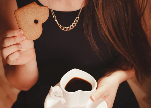 Mulher com xícara de café e bolo — Fotografia de Stock