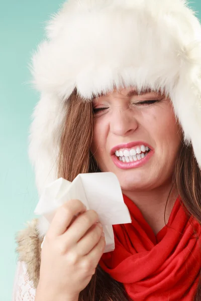 Zieke vrouw niezen in een weefsel. Koude winter. — Stockfoto