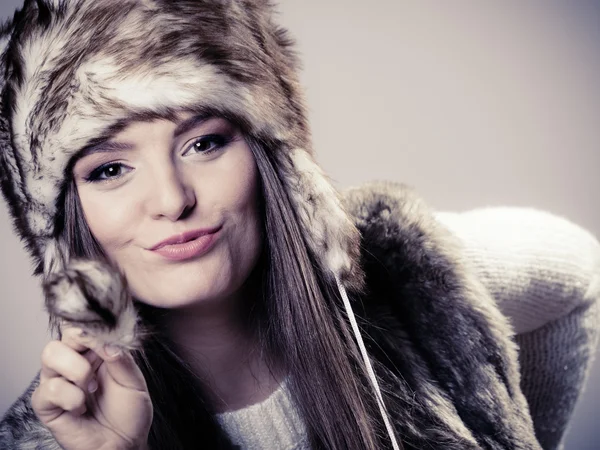 Jovem senhora no chapéu de inverno — Fotografia de Stock
