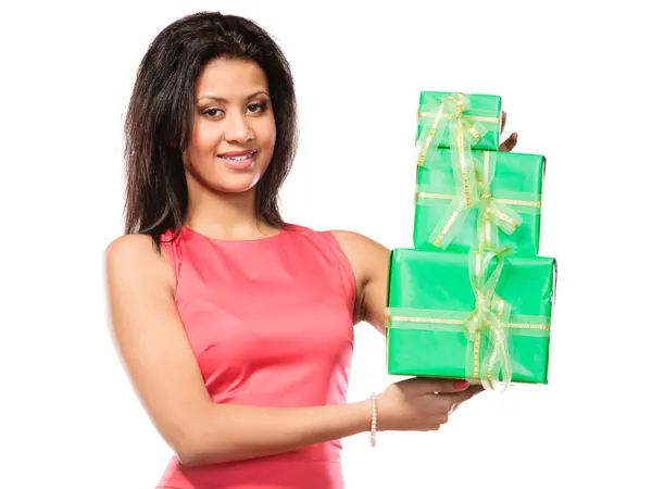 Vrij gemengd ras vrouw met vakken geschenken. Verjaardag — Stockfoto
