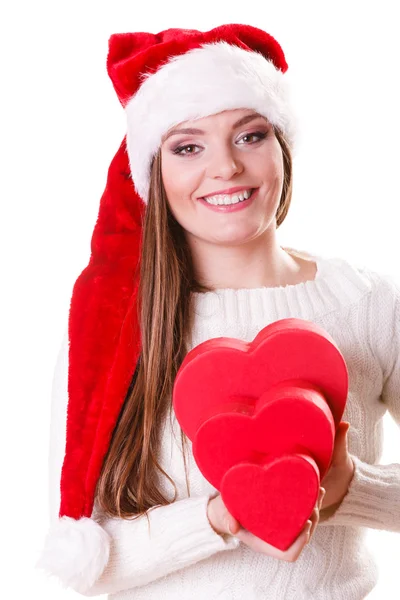 Девушка Санта помощник шляпа держит сердце форме подарочные коробки — стоковое фото