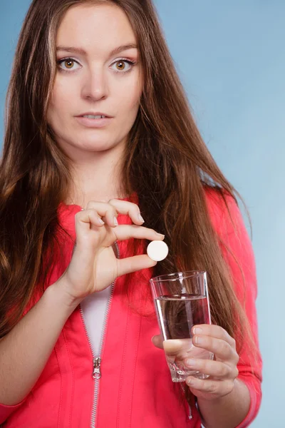 Kvinna med smärtstillande piller och vatten. Hälso-och sjukvård. — Stockfoto