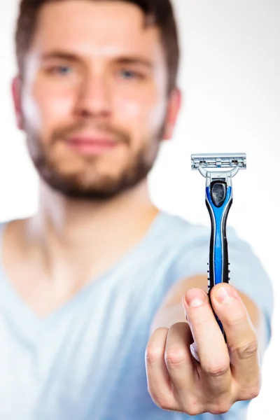 Giovane con la barba mostrando lama rasoio — Foto Stock