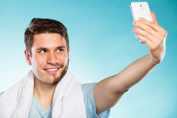 幸せな自己の写真の selfie を取って半分坊主の男. — ストック写真