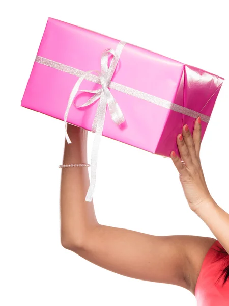 Mujer sosteniendo regalo — Foto de Stock