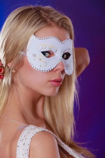 Kvinna med vita carnival mask — Stockfoto