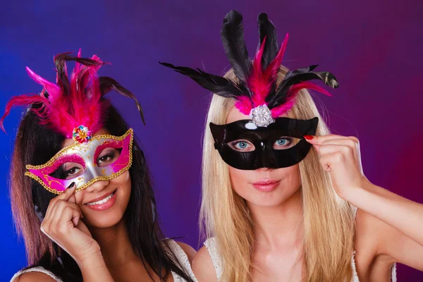 Dvě ženy s Benátské karnevalové masky — Stock fotografie