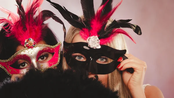 Twee vrouwen met carnaval Venetiaanse maskers — Stockfoto