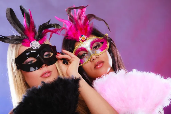 Две женщины в карнавальных венецианских масках — стоковое фото