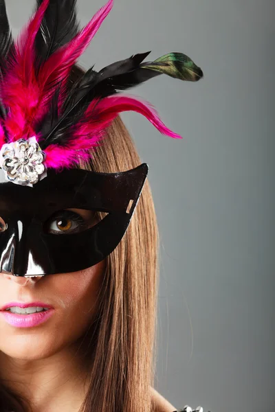 Vrouw gezicht met carnaval masker — Stockfoto