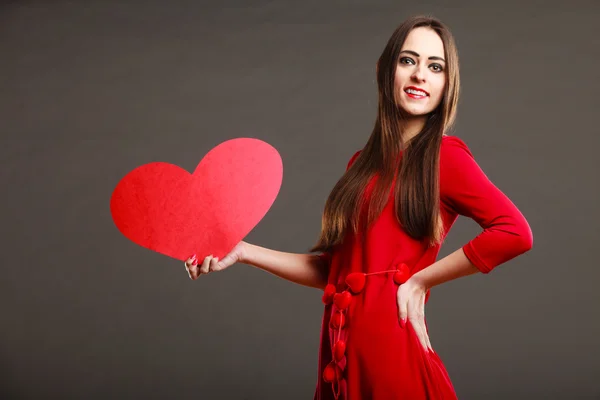 Menina segurando sinal de amor coração vermelho — Fotografia de Stock