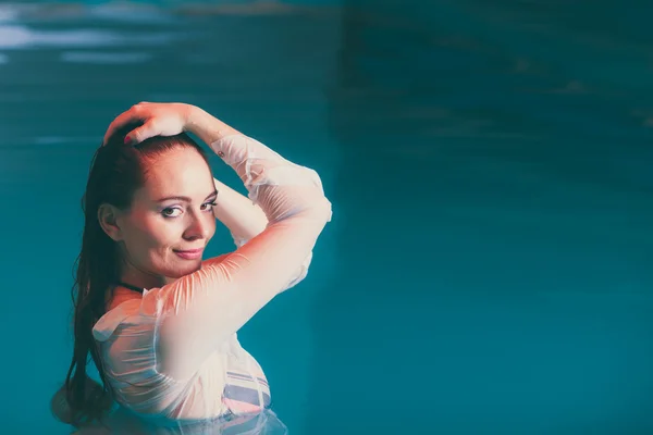 Portrait of mysterious seductive woman in water. — Stock Photo, Image