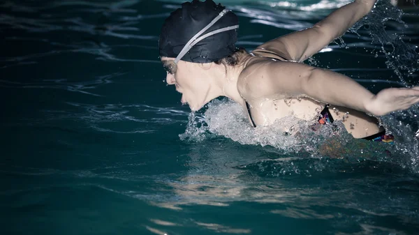 Atleta donna nuoto farfalla ictus in piscina. — Foto Stock