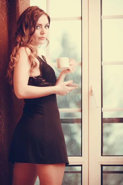 Smyslná žena pít horké kávy nápoj doma — Stock fotografie